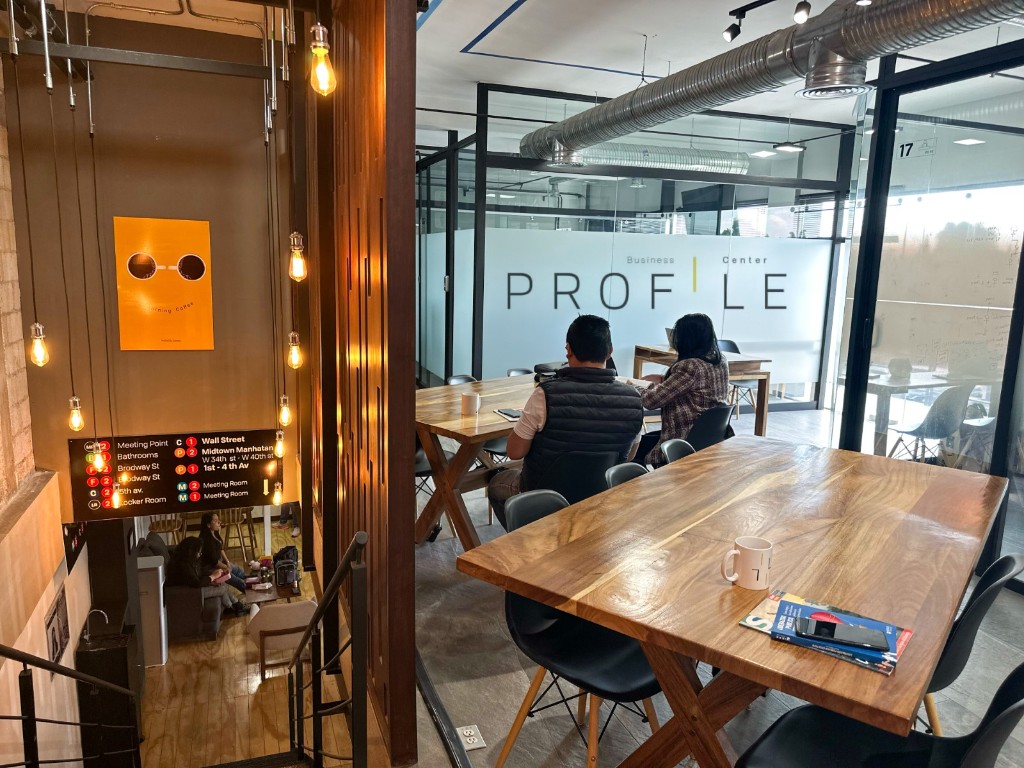 Profile Business Center — personas colaborando