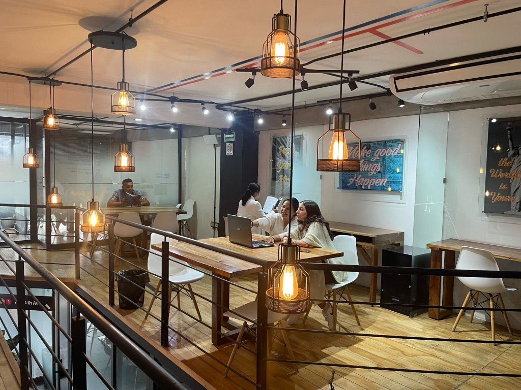 Profile Business Center — personas trabajando de noche