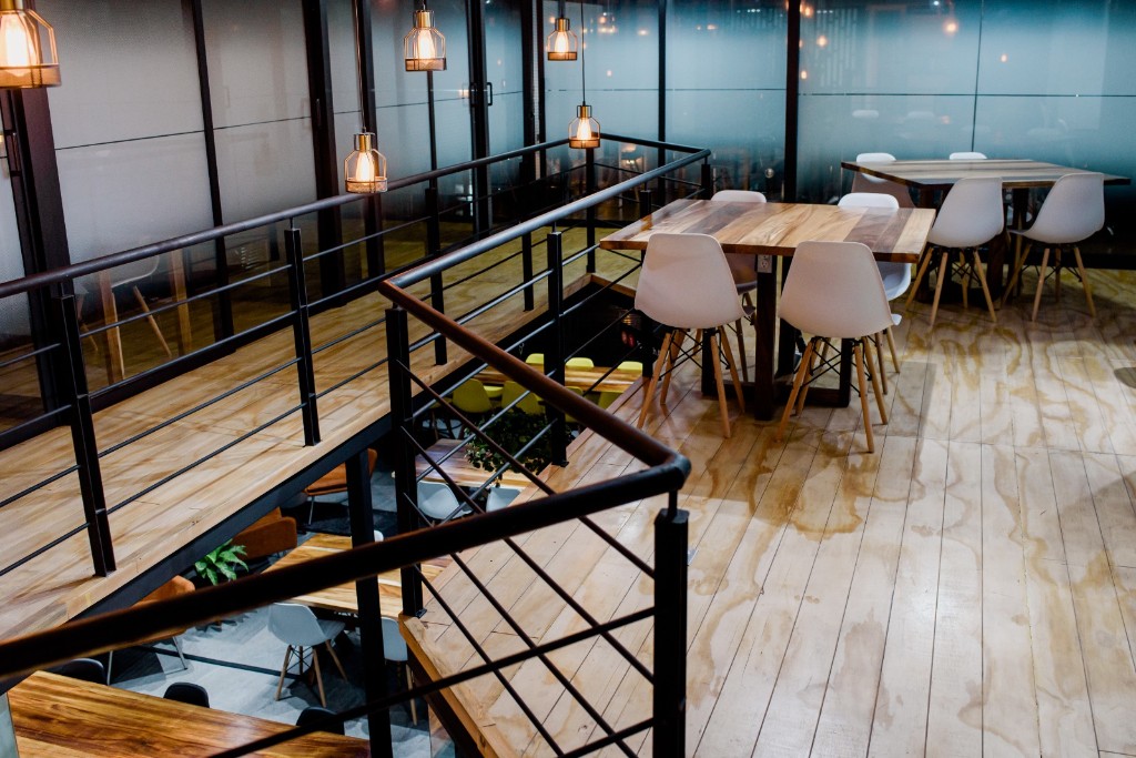 Profile Business Center — mezzanine con personas