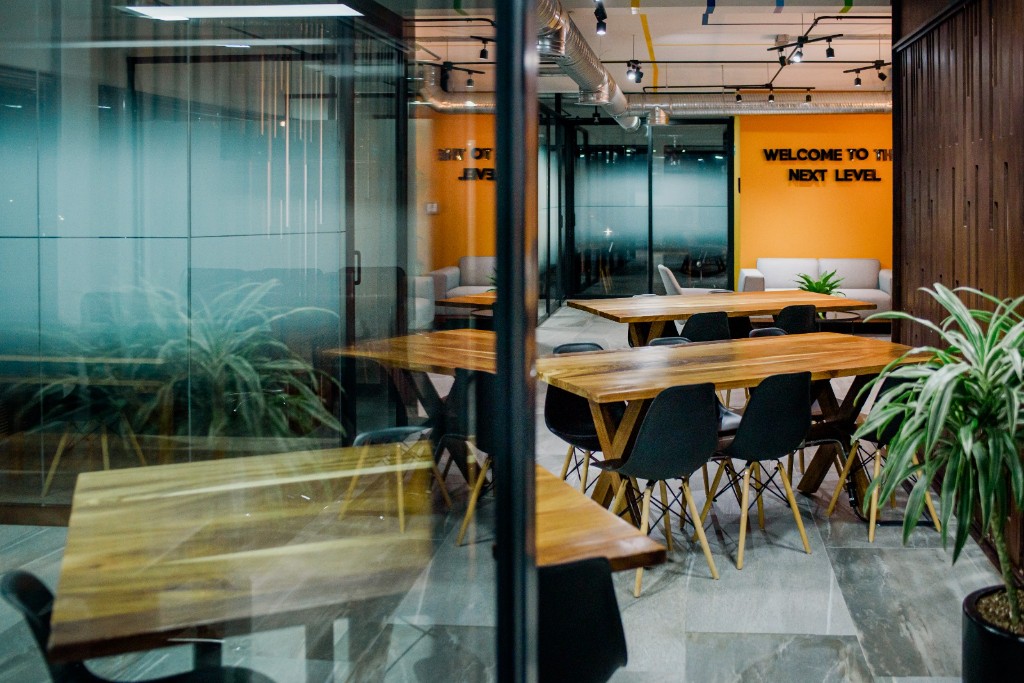 Profile Business Center — señalización corporativa