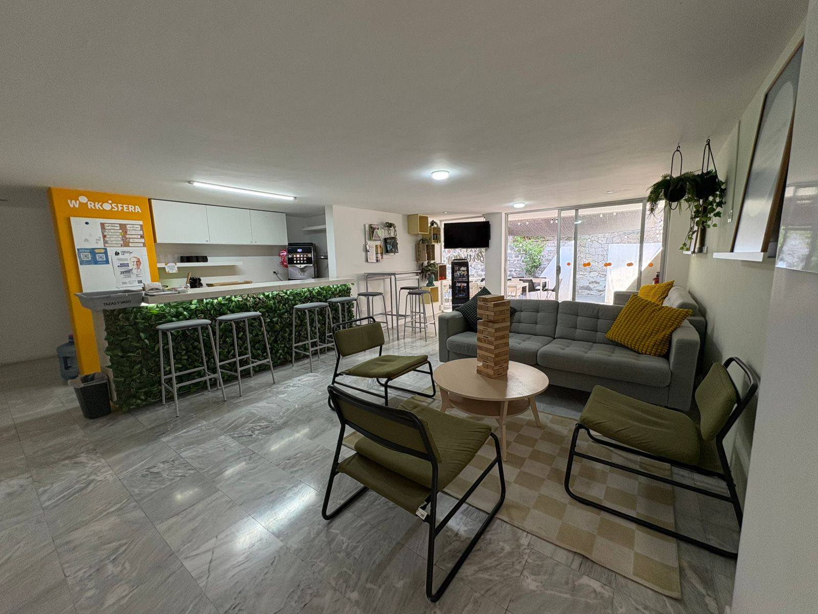 Workósfera Coworking — lounge, estación de café y área de descanso