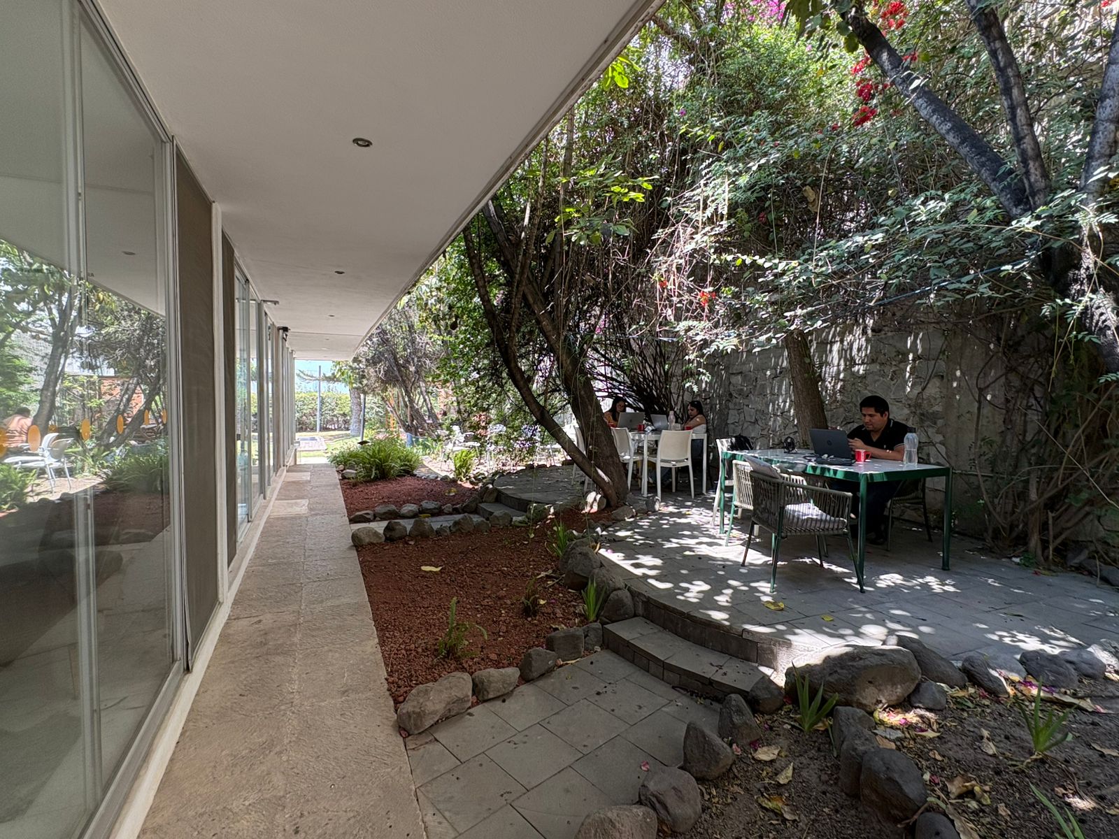 Workósfera Coworking — jardín y terraza exterior para trabajar al aire libre